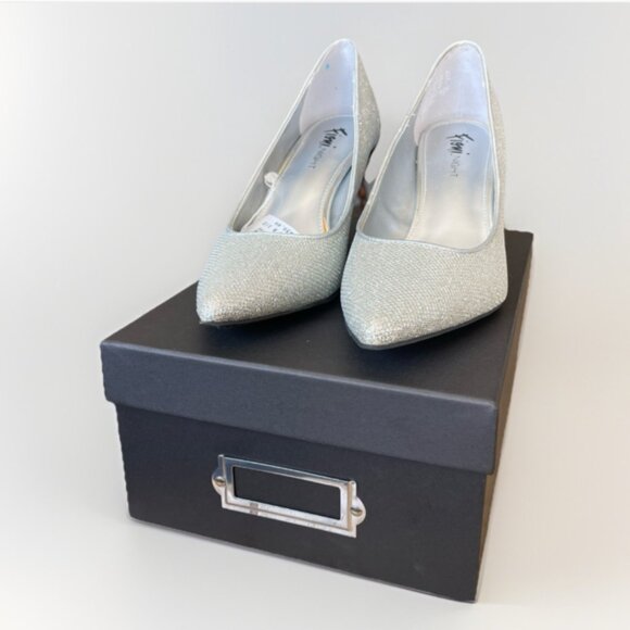 NEW WOMEN'S SIZE 8 .5 SILVER SPARKLE FIONI NIGHT HIGH HEEL SHOES - Picture 2 of 12